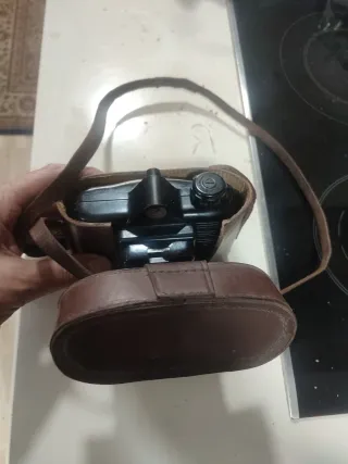 Cámara antigua Winar con funda de cuero