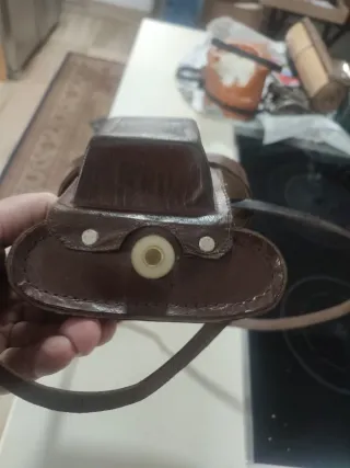 Cámara antigua Winar con funda de cuero
