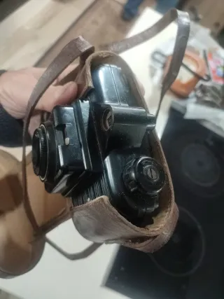 Cámara antigua Winar con funda de cuero