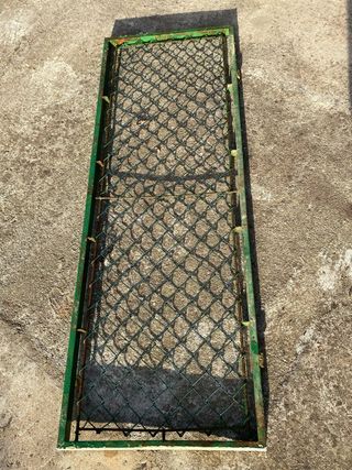 Puerta de hierro con malla