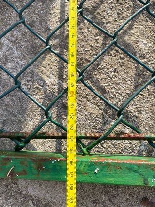 Puerta de hierro con malla