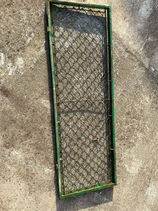 Puerta de hierro con malla