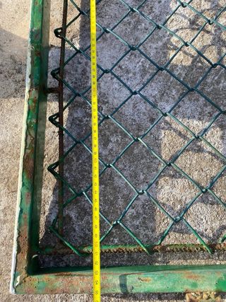 Puerta de hierro con malla