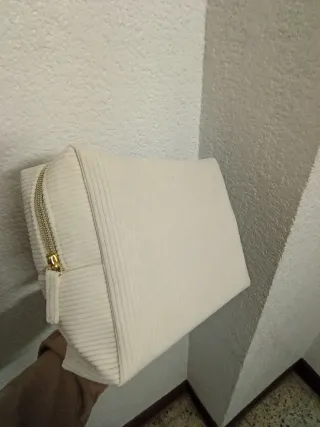 Neceser beige con cremallera dorada