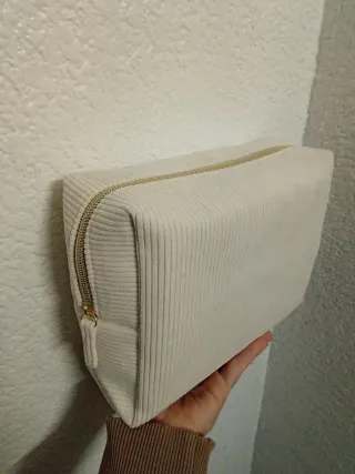 Neceser beige con cremallera dorada