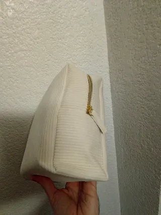 Neceser beige con cremallera dorada