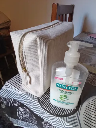 Neceser beige con cremallera dorada