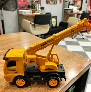 Camión grúa amarillo