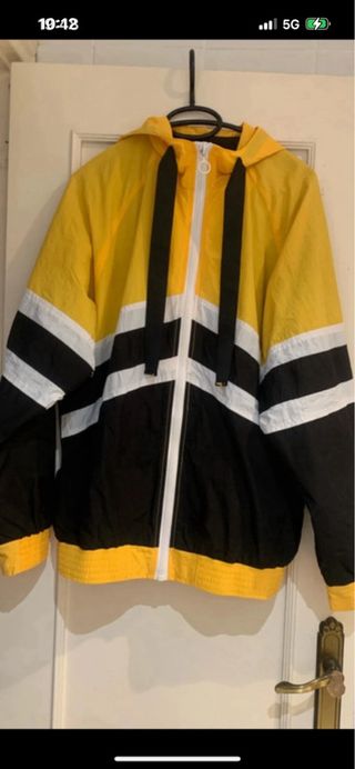 Chaqueta Cortavientos Zara Talla S Negra y Amarill