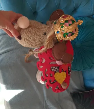 Renna artigianale con corona e vestiti