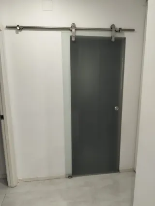 Puerta corredera cristal con guía
