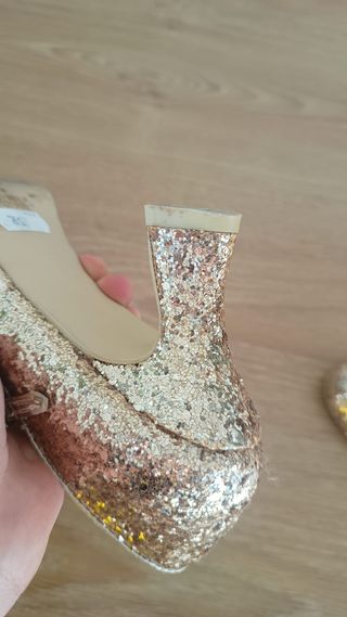 Tacones dorados con purpurina