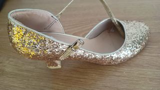 Tacones dorados con purpurina