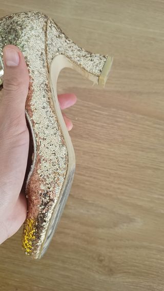 Tacones dorados con purpurina