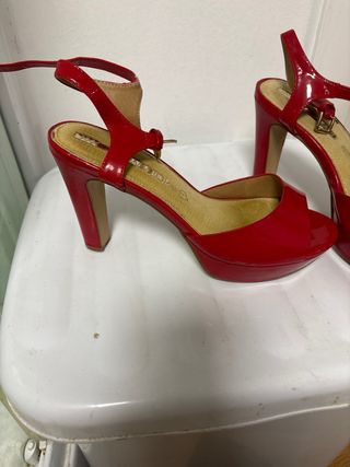 Zapatos de tacón rojos con plataforma