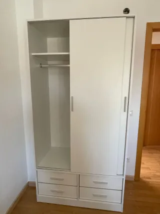 Armario blanco con cajones