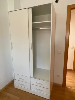 Armario blanco con cajones