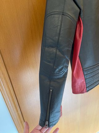 Chaqueta Cuero Negra y Roja Estilo Motero