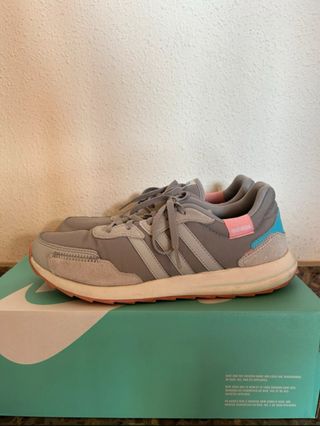 Zapatillas Adidas grises y rosas