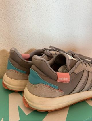 Zapatillas Adidas grises y rosas
