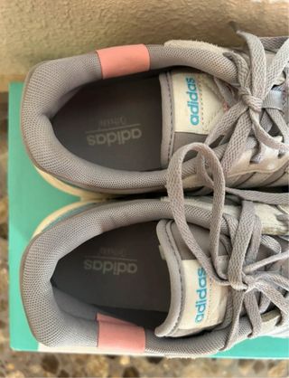 Zapatillas Adidas grises y rosas