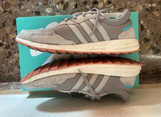 Zapatillas Adidas grises y rosas