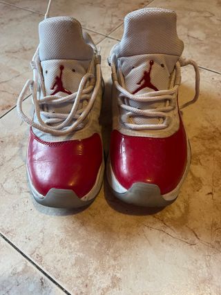 Zapatillas Jordan Rojas y Blancas