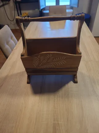 Revistero de madera con diseño