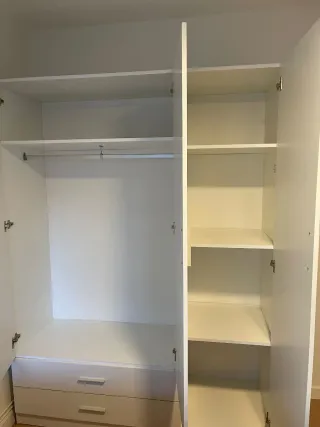 Armario de madera blanco