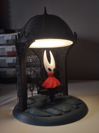 Lámpara Diorama Hornet Hollow Knight Regulable