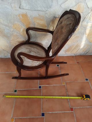 Mecedora de madera tapizada