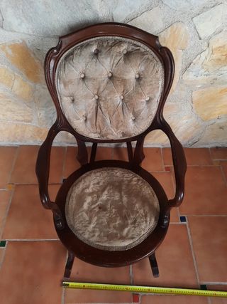 Mecedora de madera tapizada