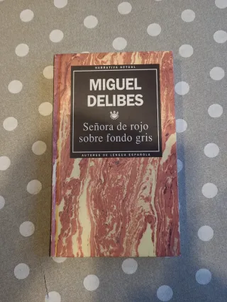 Señora de rojo sobre fondo gris