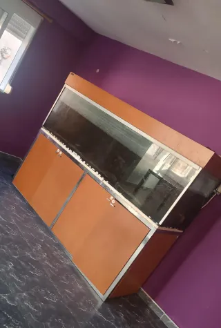 Gran acuario con mueble marrón. Son 720 litros...