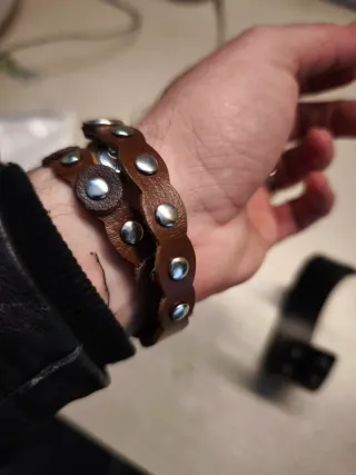 Bracciale marrone con borchie