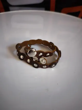 Bracciale marrone con borchie