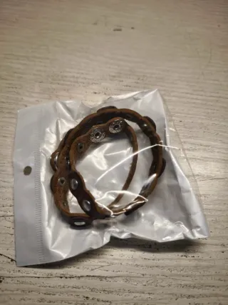 Bracciale marrone con borchie