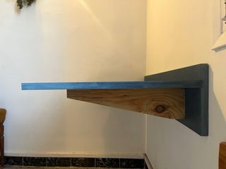 Scrivania in legno massello e valchromat blu