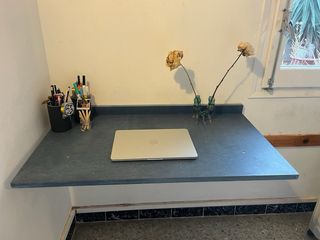 Scrivania in legno massello e valchromat blu