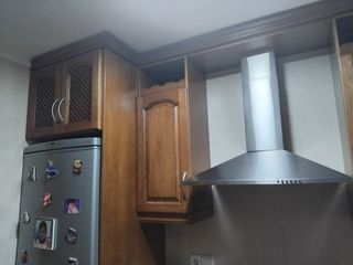 Mueble de cocina de madera con vitrina