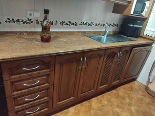 Mueble de cocina de madera con vitrina
