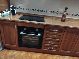 Mueble de cocina de madera con vitrina
