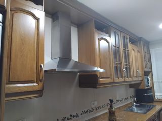 Mueble de cocina de madera con vitrina