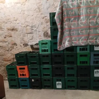 Cajas de sidra con botellas