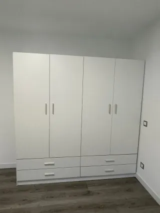 Armario blanco con cajones