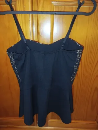 Top negro con dorado y volante, talla S-M