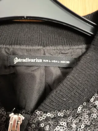 Chaqueta Stradivarius lentejuelas negra