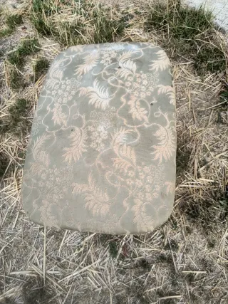 Sedia antica con seduta e schienale in tessuto