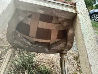 Sedia antica con seduta e schienale in tessuto