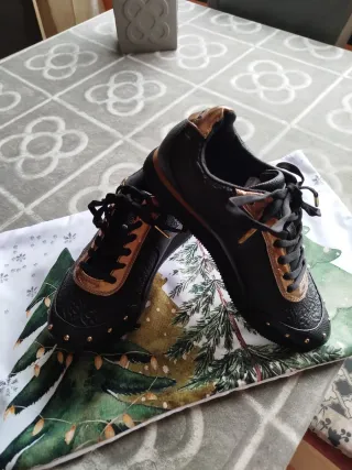 Zapatillas negras y doradas